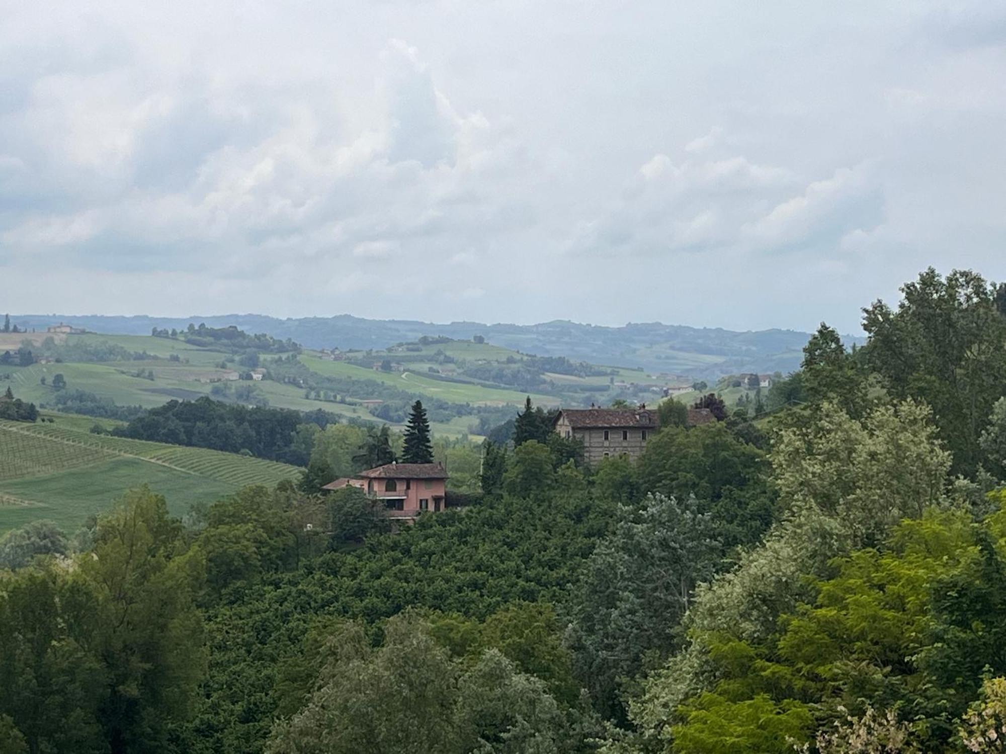Appartamento "La Poesia Della Terra" Monforte dʼAlba Екстериор снимка